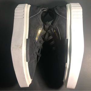 Women adidas casual sneaker size 8.5